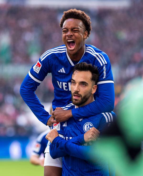 Schalkes Assan Ouedraogo (hinten) jubelt mit Schalkes Kenan Karaman nach dessen Tor zum 3:1.