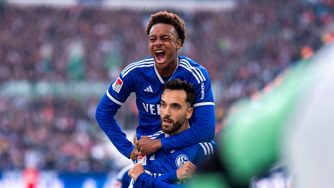Schalkes Assan Ouedraogo (hinten) jubelt mit Schalkes Kenan Karaman nach dessen Tor zum 3:1.