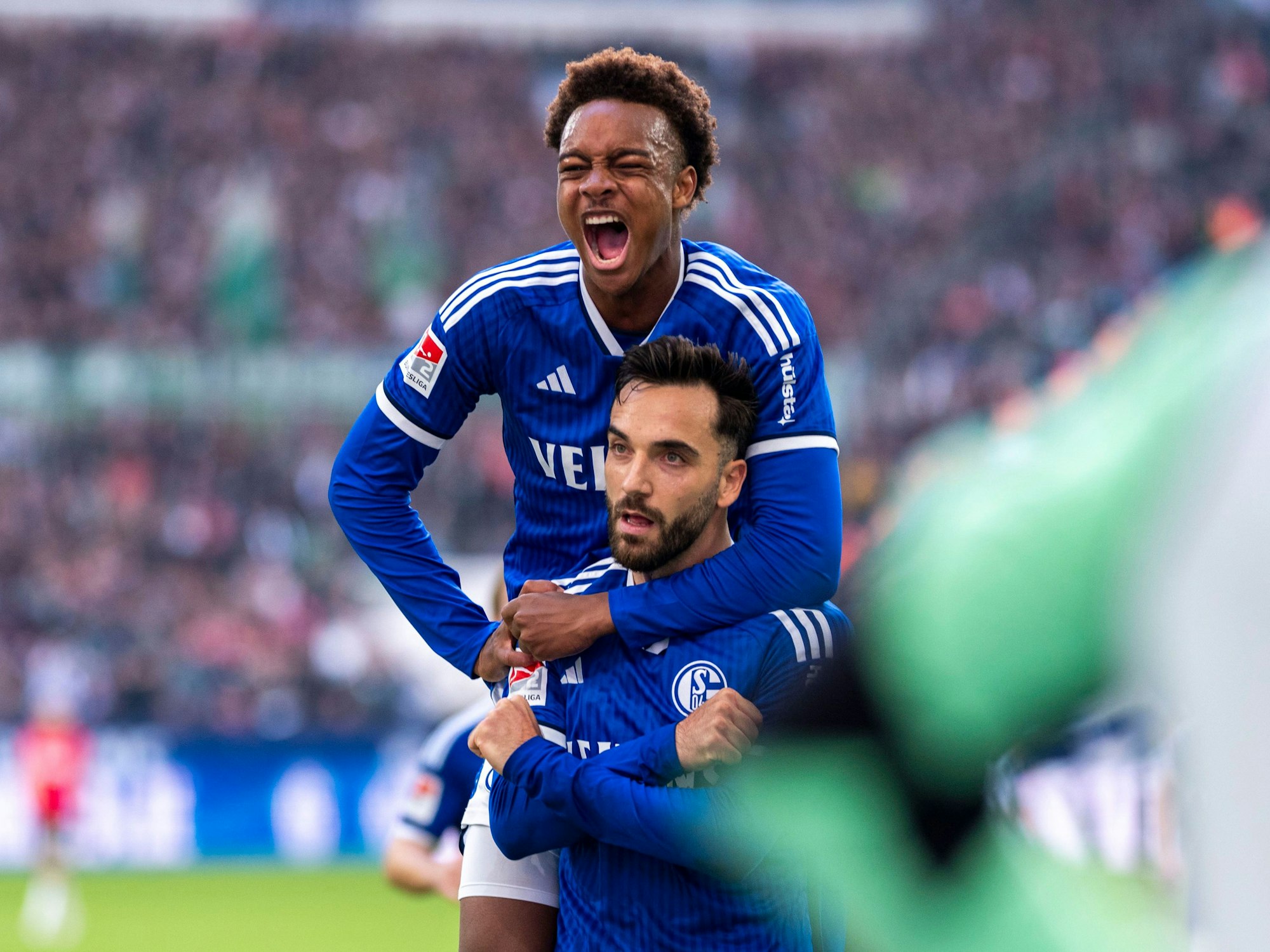 Schalkes Assan Ouedraogo (hinten) jubelt mit Schalkes Kenan Karaman nach dessen Tor zum 3:1.