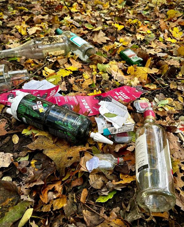Flaschen, Verpackungen und Gaskartuschen liegen im Hiroshima-Nagasaki-Park.