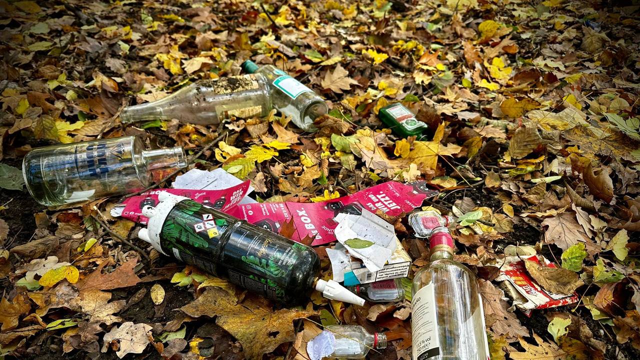 Flaschen, Verpackungen und Gaskartuschen liegen im Hiroshima-Nagasaki-Park.