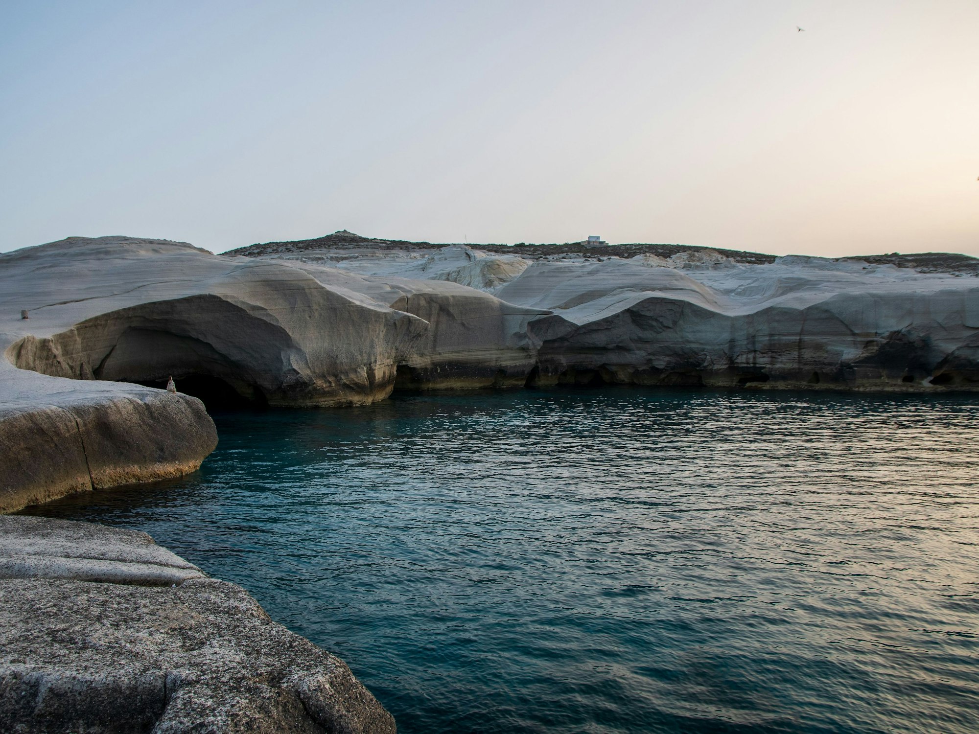 Blick auf die Felsen am Strand von Sarakiniko an der Nordküste von Milos, hier im Mai 2022.