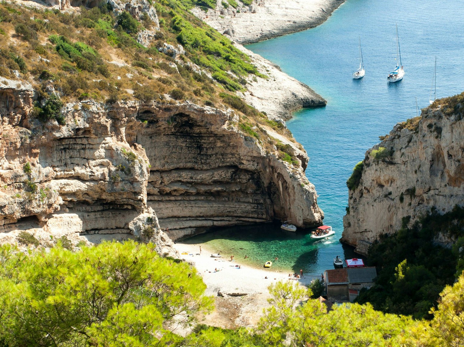 Blick auf die Bucht Stiniva auf der kroatischen Insel Vis, hier im Januar 2017.