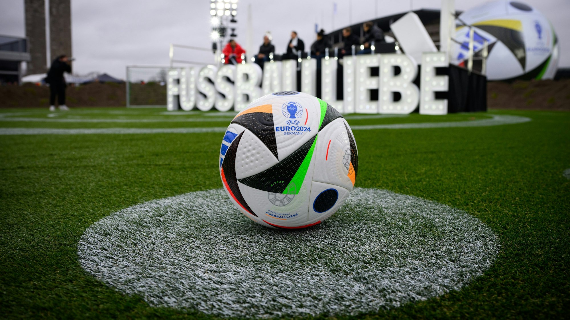 Der neue EM-Ball „Fußballliebe“ bei der Vorstellung in Berlin.