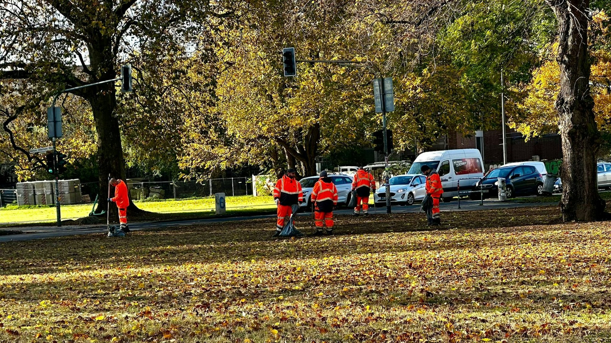 Mitarbeiterinnen und Mitarbeiter der AWB sammeln den Müll vom 11.11. ein.