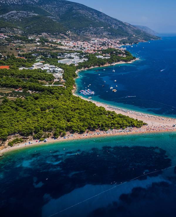 Blick auf Zlatni Rat (Goldenes Horn) auf der kroatischen Insel Brač, hier im August 2023.