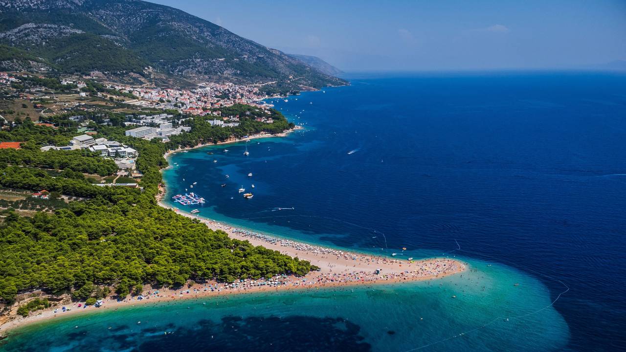 Blick auf Zlatni Rat (Goldenes Horn) auf der kroatischen Insel Brač, hier im August 2023.
