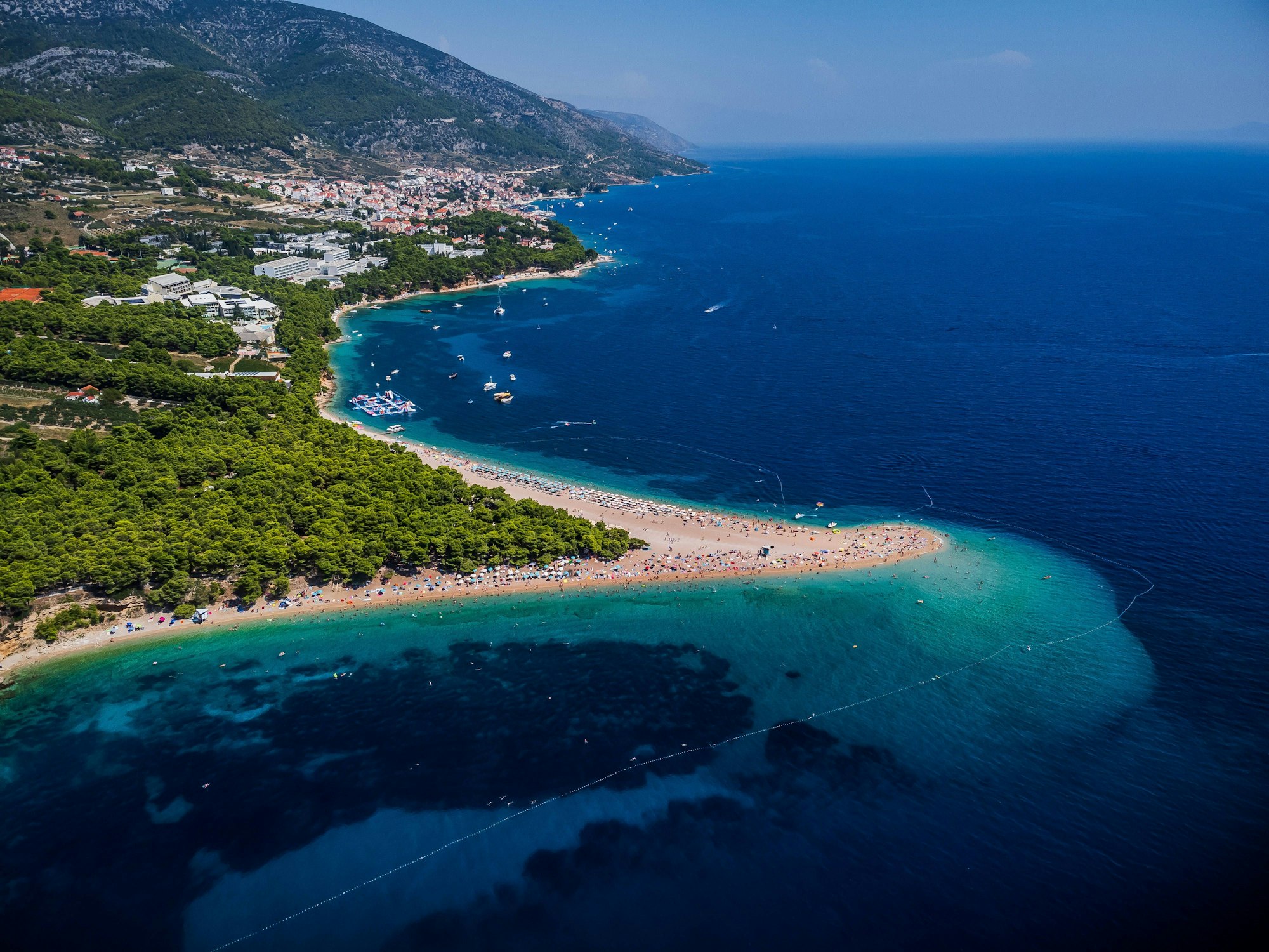 Blick auf Zlatni Rat (Goldenes Horn) auf der kroatischen Insel Brač, hier im August 2023.