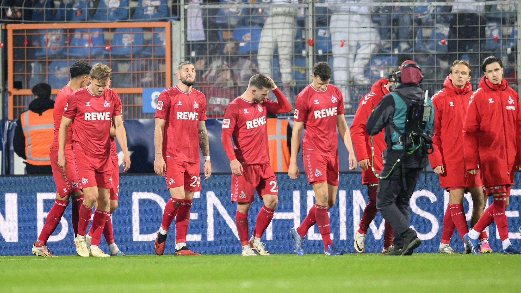 Die enttäuschten FC-Profis nach dem 1:1 beim VfL Bochum vor der eigenen Fankurve.