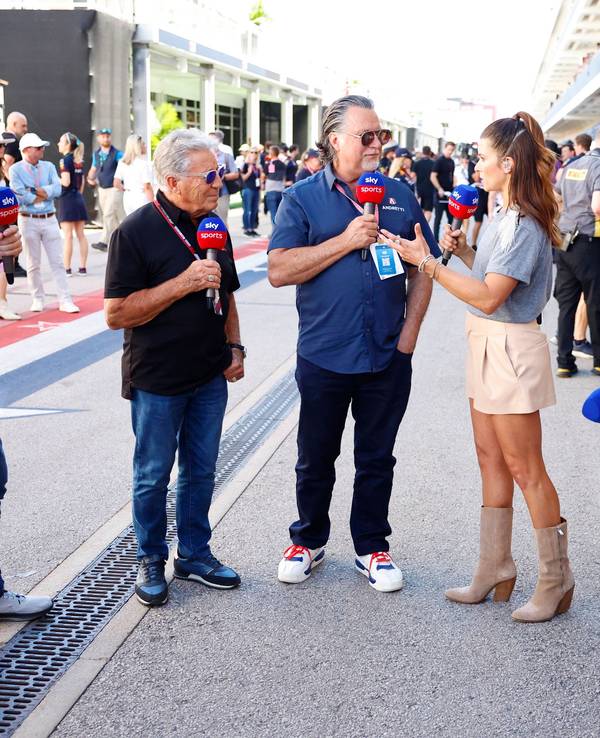 Martin Brundle, Mario Andretti, Michael Andretti, Danica Patrick and Simon Lazenby unterhalten sich am Rande des Großen Preis der USA.