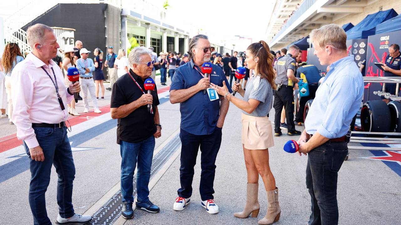 Martin Brundle, Mario Andretti, Michael Andretti, Danica Patrick and Simon Lazenby unterhalten sich am Rande des Großen Preis der USA.