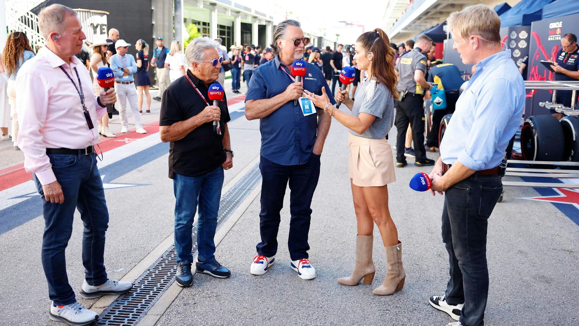 Martin Brundle, Mario Andretti, Michael Andretti, Danica Patrick and Simon Lazenby unterhalten sich am Rande des Großen Preis der USA.