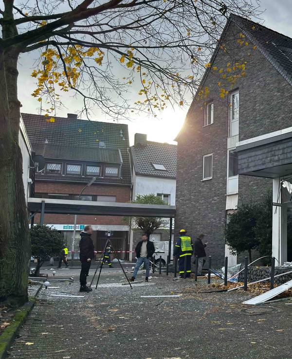 Die Volksbank-Filiale in Worringen wurde bei der Explosion zerstört.