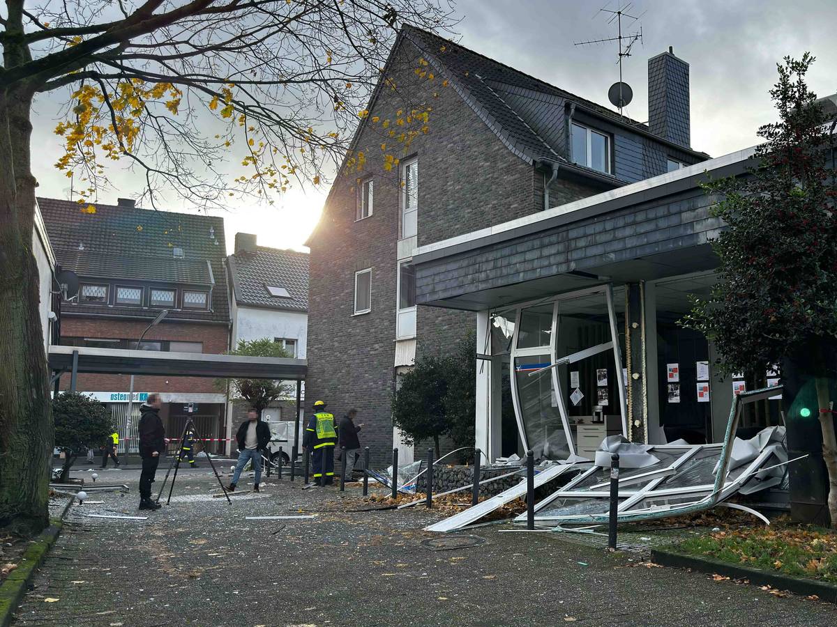 Die Volksbank-Filiale in Worringen wurde bei der Explosion zerstört.