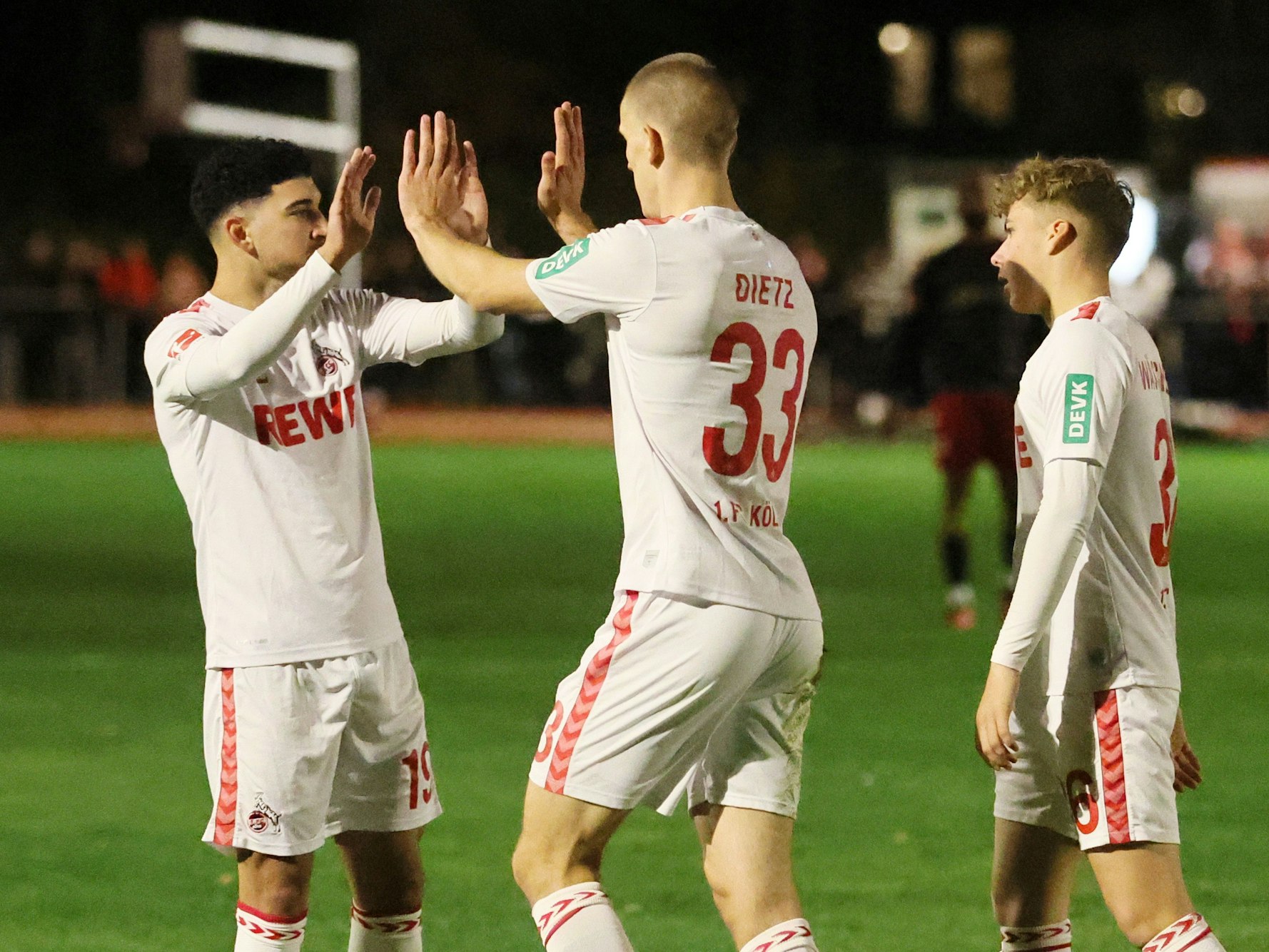 Florian Dietz und Meiko Wäschenbach beglückwünschen Dimitris Limnios zum 1:0.