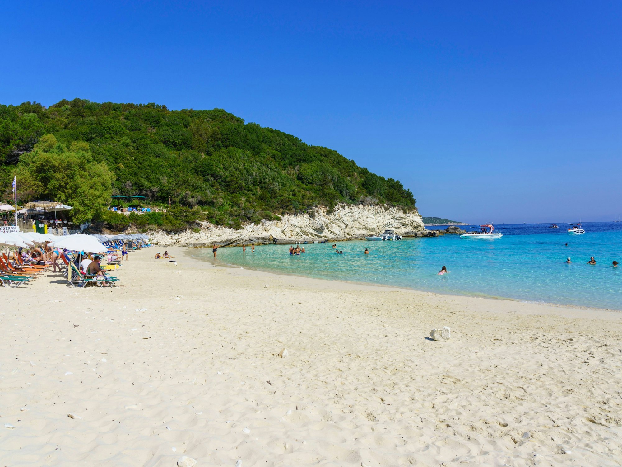 Blick auf den Strand von Vrika auf der griechischen Insel Antipaxos, hier im August 2019.