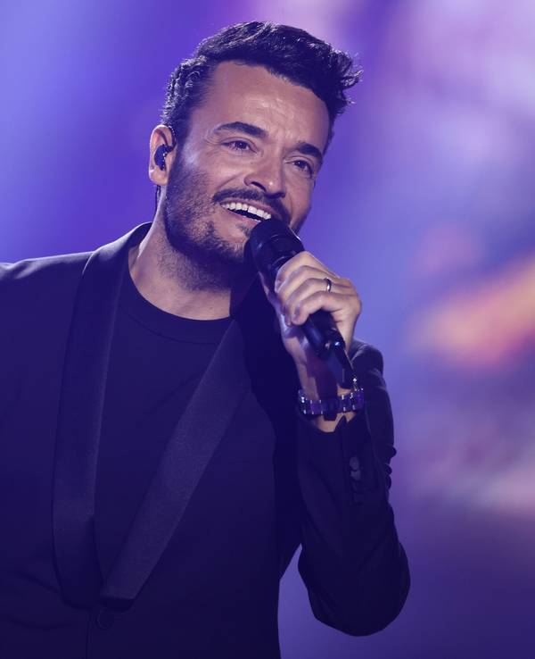 Giovanni Zarella singt beim Deutschen Fernsehpreis 2023 im Coloneum.