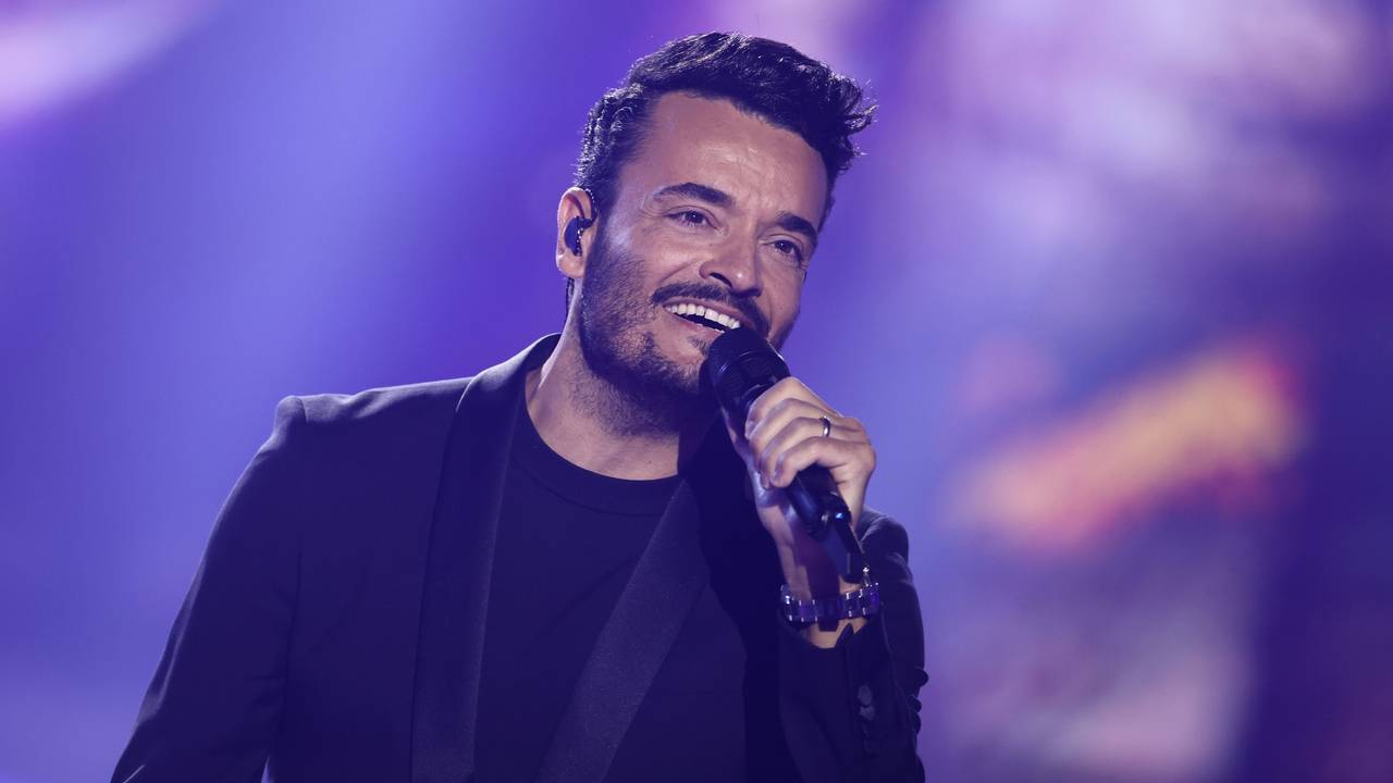 Giovanni Zarella singt beim Deutschen Fernsehpreis 2023 im Coloneum.