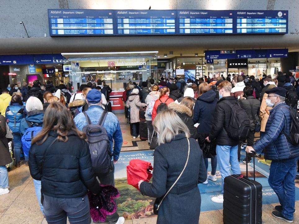 Reisende in der Kölner Bahnhofshalle.