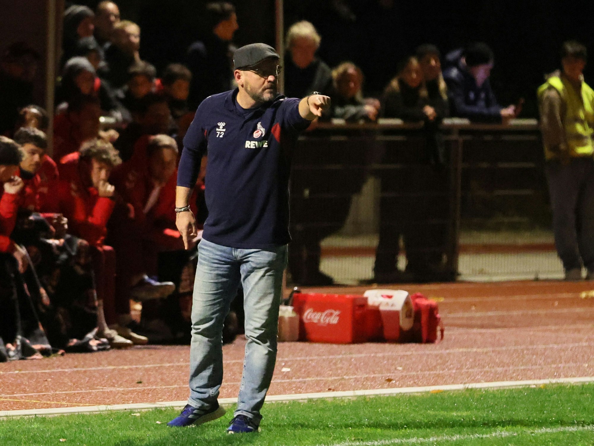 Steffen Baumgart zeigt an der Seitenlinie was an.