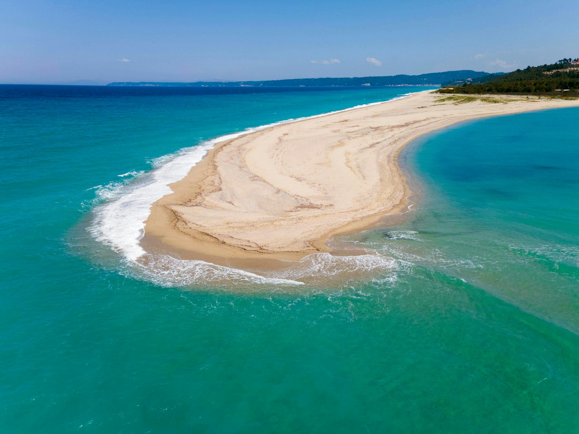 Blick auf den Strand von Possidi auf der griechischen Insel Kassandra, hier im Mai 2023.