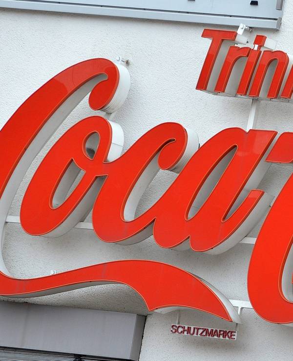 Der Schriftzug „Trink Coca-Cola“ steht an einem Gebäude der Verwaltung des Getränkeherstellers Coca-Cola.