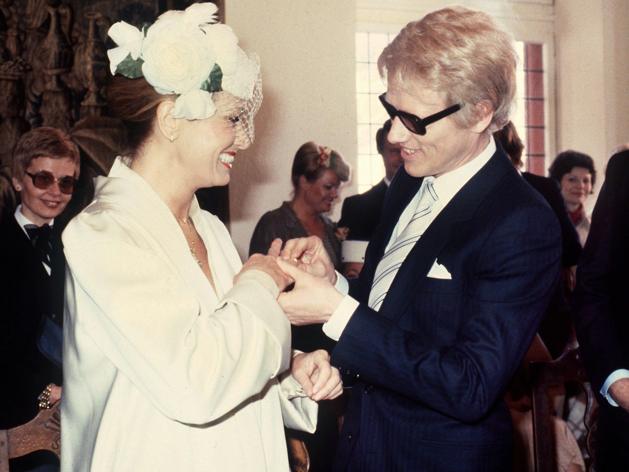 Heino steckt seiner Braut Hannelore von Auersperg im April 1979 während der standesamtlichen Trauung im Rathaus in Bad Münstereifel (NRW) den Ehering an den Finger.