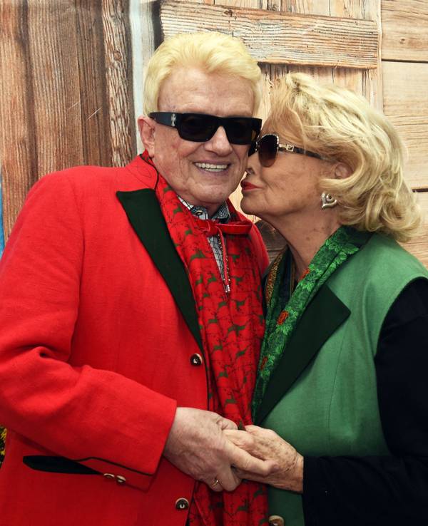 Der Volkssänger Heino bekommt von seine Frau Hannelore ein Küsschen, bei der Eröffnung des Oktoberfestes in einem Festzelt.