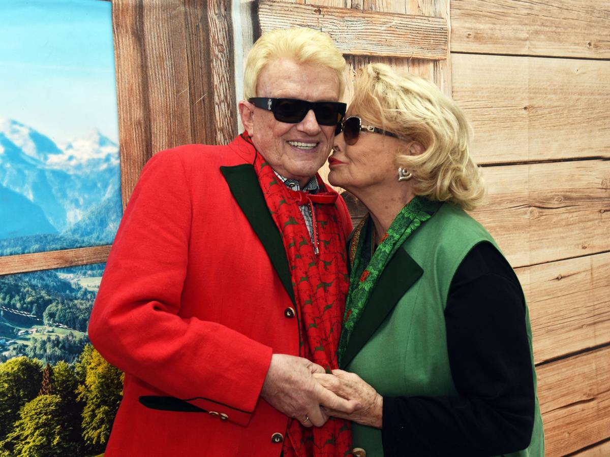 Der Volkssänger Heino bekommt von seiner Frau Hannelore ein Küsschen, bei der Eröffnung des Oktoberfestes in einem Festzelt.