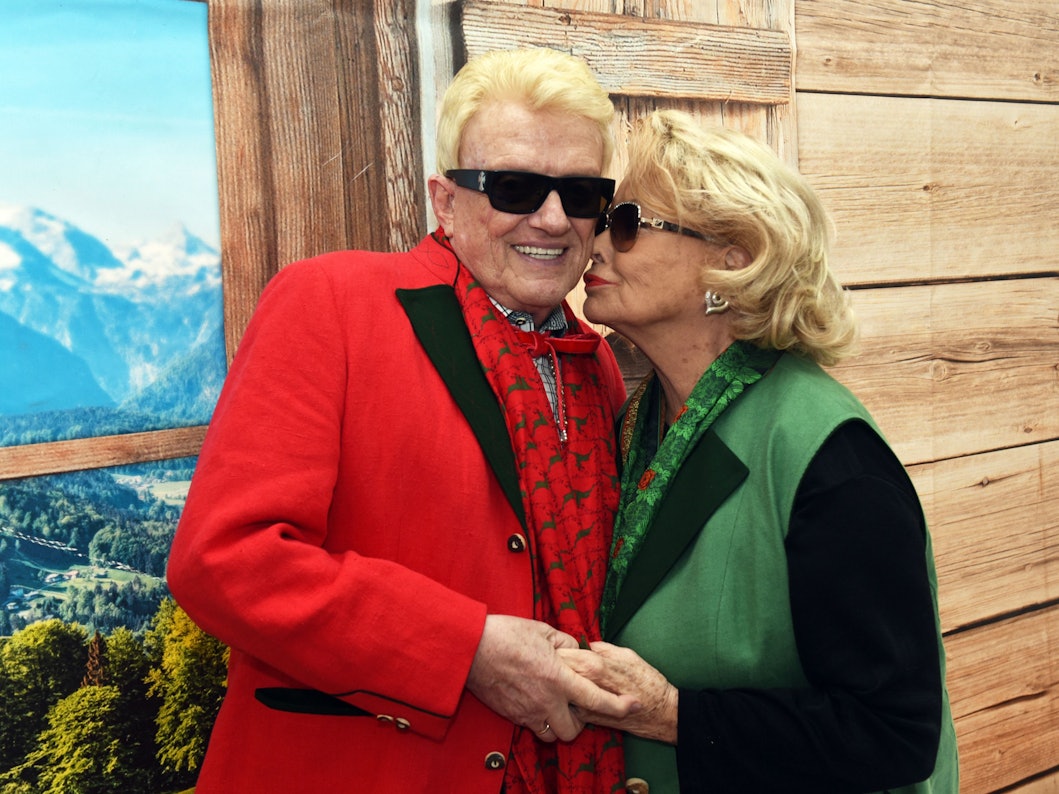 Der Volkssänger Heino bekommt von seiner Frau Hannelore ein Küsschen, bei der Eröffnung des Oktoberfestes in einem Festzelt.