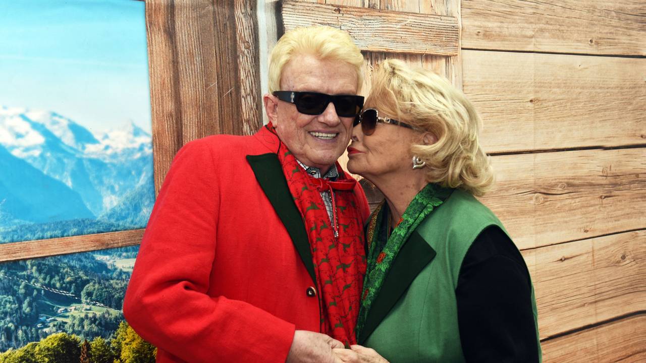 Der Volkssänger Heino bekommt von seine Frau Hannelore ein Küsschen, bei der Eröffnung des Oktoberfestes in einem Festzelt.