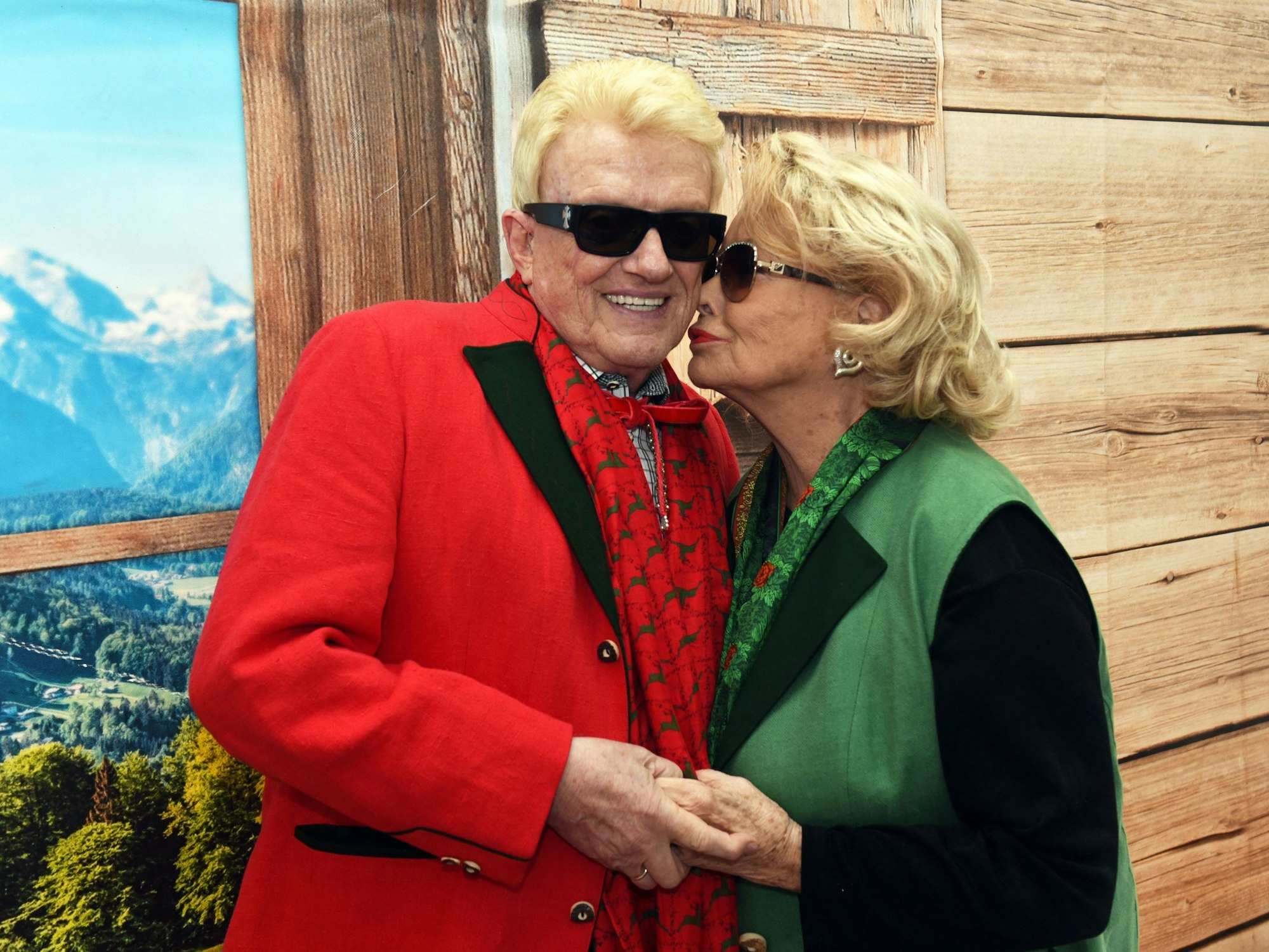 Der Volkssänger Heino bekommt von seine Frau Hannelore ein Küsschen, bei der Eröffnung des Oktoberfestes in einem Festzelt.
