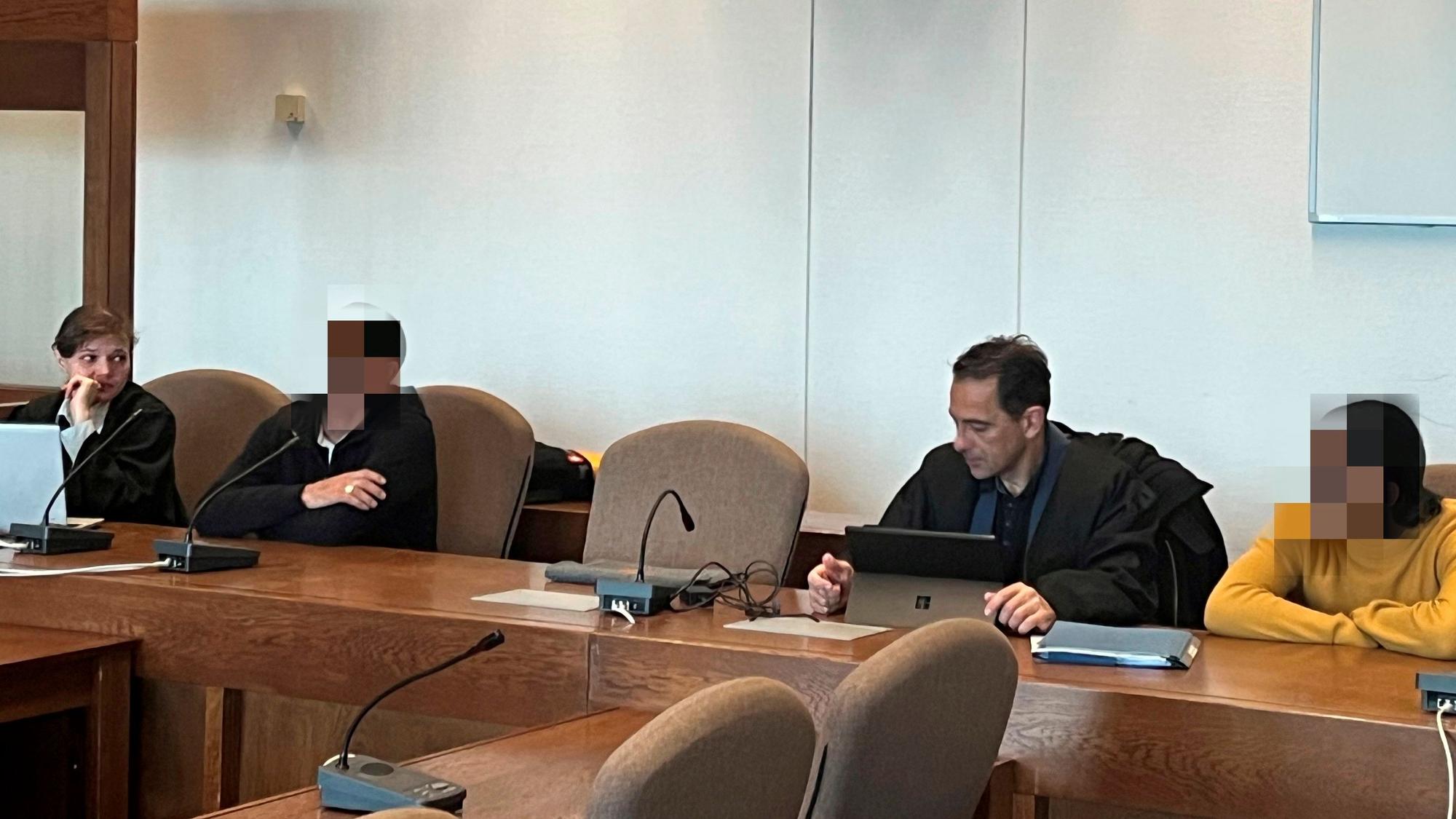Zwei junge Angeklagte, eine Anwältin und ein Anwalt sitzen im Gerichtssaal.