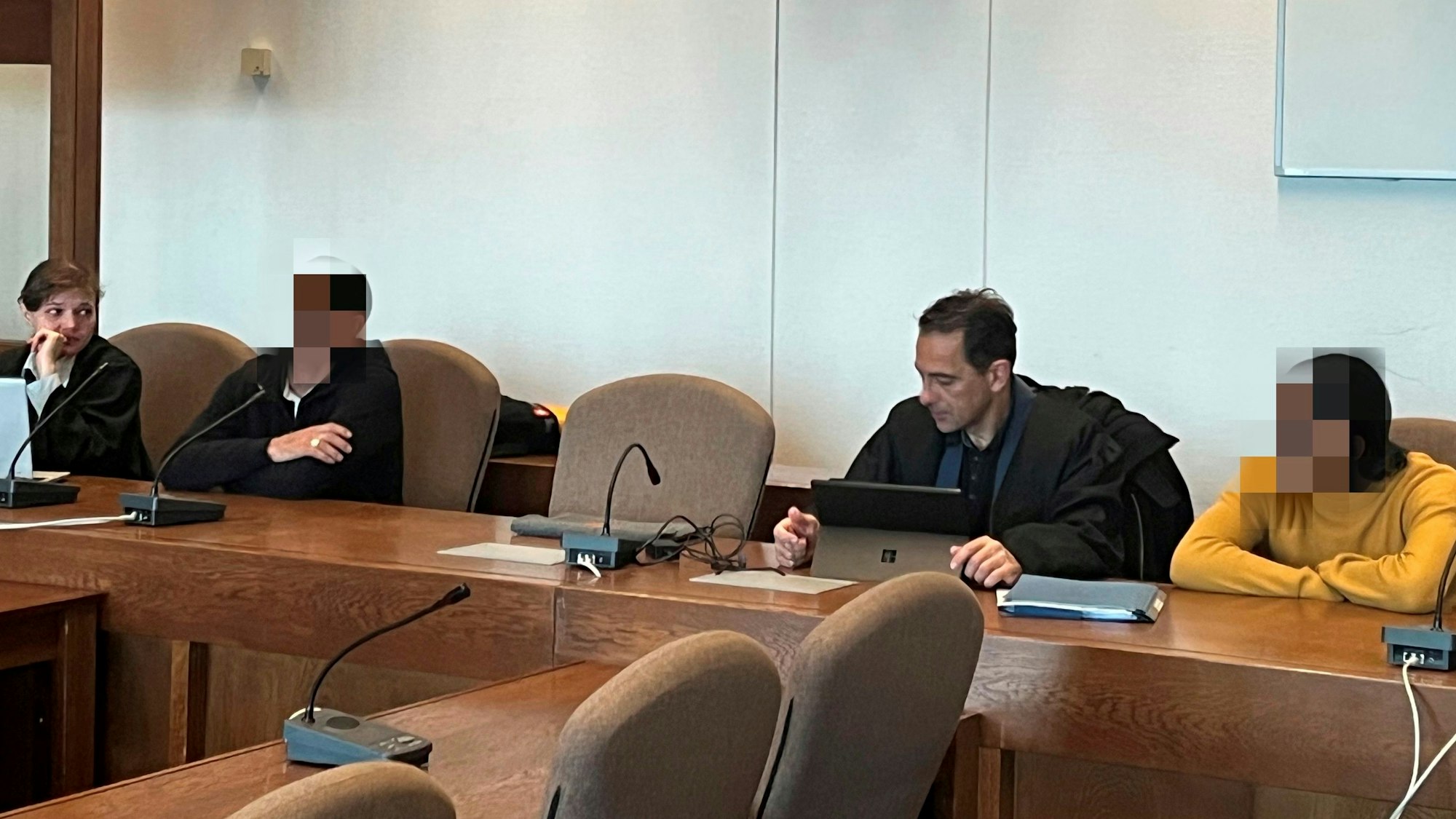 Zwei Brüder sitzen auf der Anklagebank, der jüngere guckt den älteren an. Neben ihnen sitzen der Verteidiger beziehungsweise die Verteidigerin.