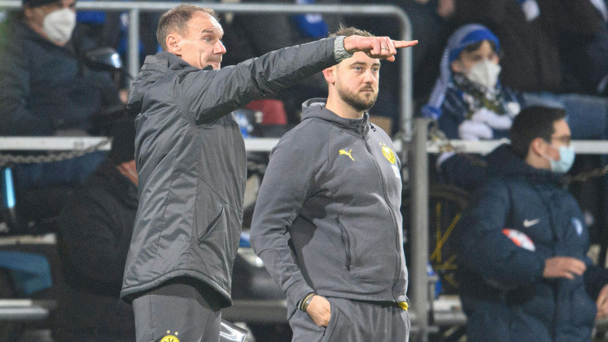 Rene Maric steht neben Alexander Zickler am Spielfeldrand.