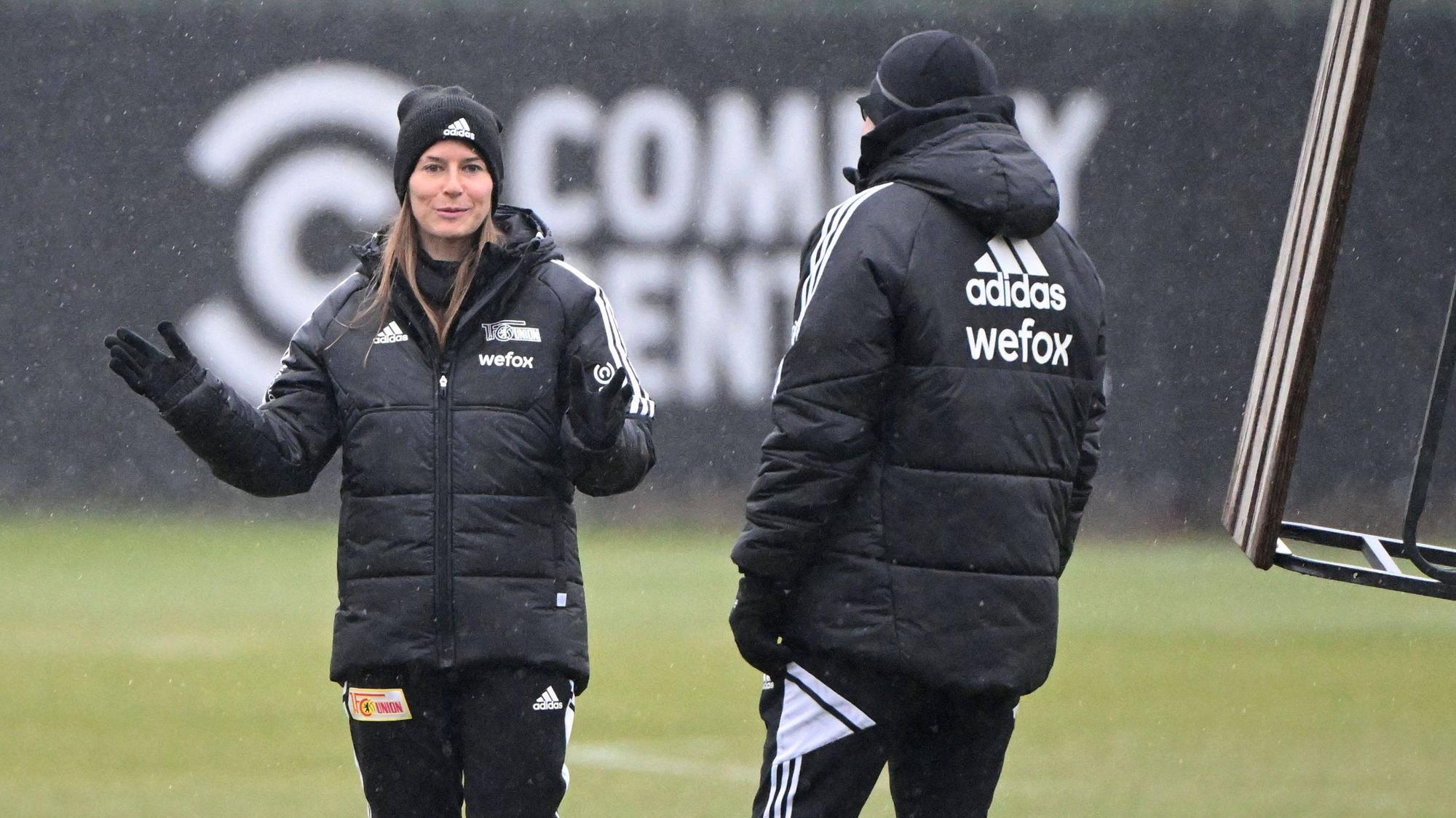 Marie-Louise Eta steht gemeinsam mit Urs Fischer auf dem Trainingsplatz von Union Berlin.