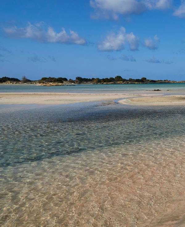 Seichtes Wasser der Lagune, menschenleer, blauer Himmel mit weißen Wolken, Meer türkisfarben, Meer grün, Hügeliges Hinterland, Strand von Elafonissi, Südwest-Kreta, Insel Kreta, Griechische Inseln, Griechenland, Europa *** shallow Water the Lagoon, deserted, Blue Sky with white Clouds, Sea turquoise, Sea green, Hilly Backland, Beach from Elafonisi, Southwest Crete, Island Crete, Greek islands, Greece, Europe Copyright: imageBROKER/RalfxAdler ibxraa08476549.jpg Bitte beachten Sie die gesetzlichen Bestimmungen des deutschen Urheberrechtes hinsichtlich der Namensnennung des Fotografen im direkten Umfeld der Veröffentlichung!