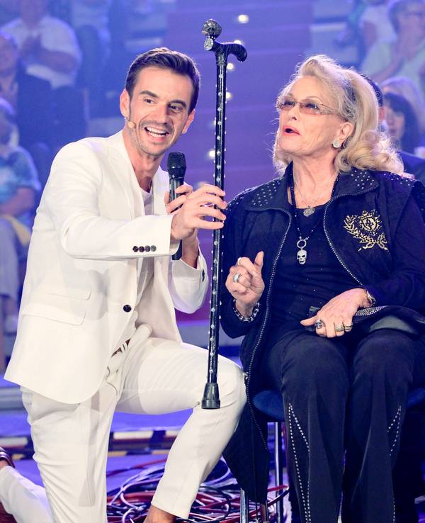 Moderator Florian Silbereisen im Gespräch mit Heinos Ehefrau Hannelore Kramm während der Live-Sendung „Das Sommerfest am See“ im Mai 2014.