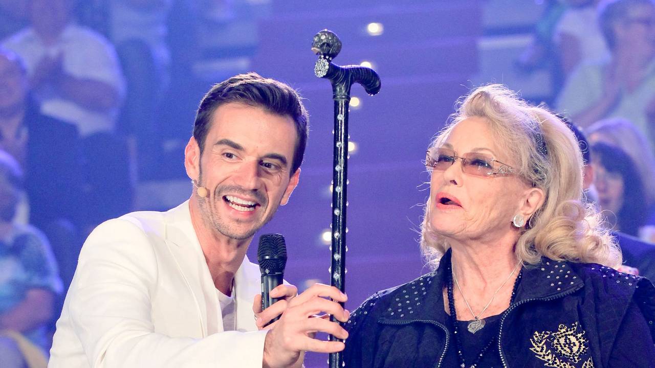 Moderator Florian Silbereisen im Gespräch mit Heinos Ehefrau Hannelore Kramm während der Live-Sendung „Das Sommerfest am See“ im Mai 2014.