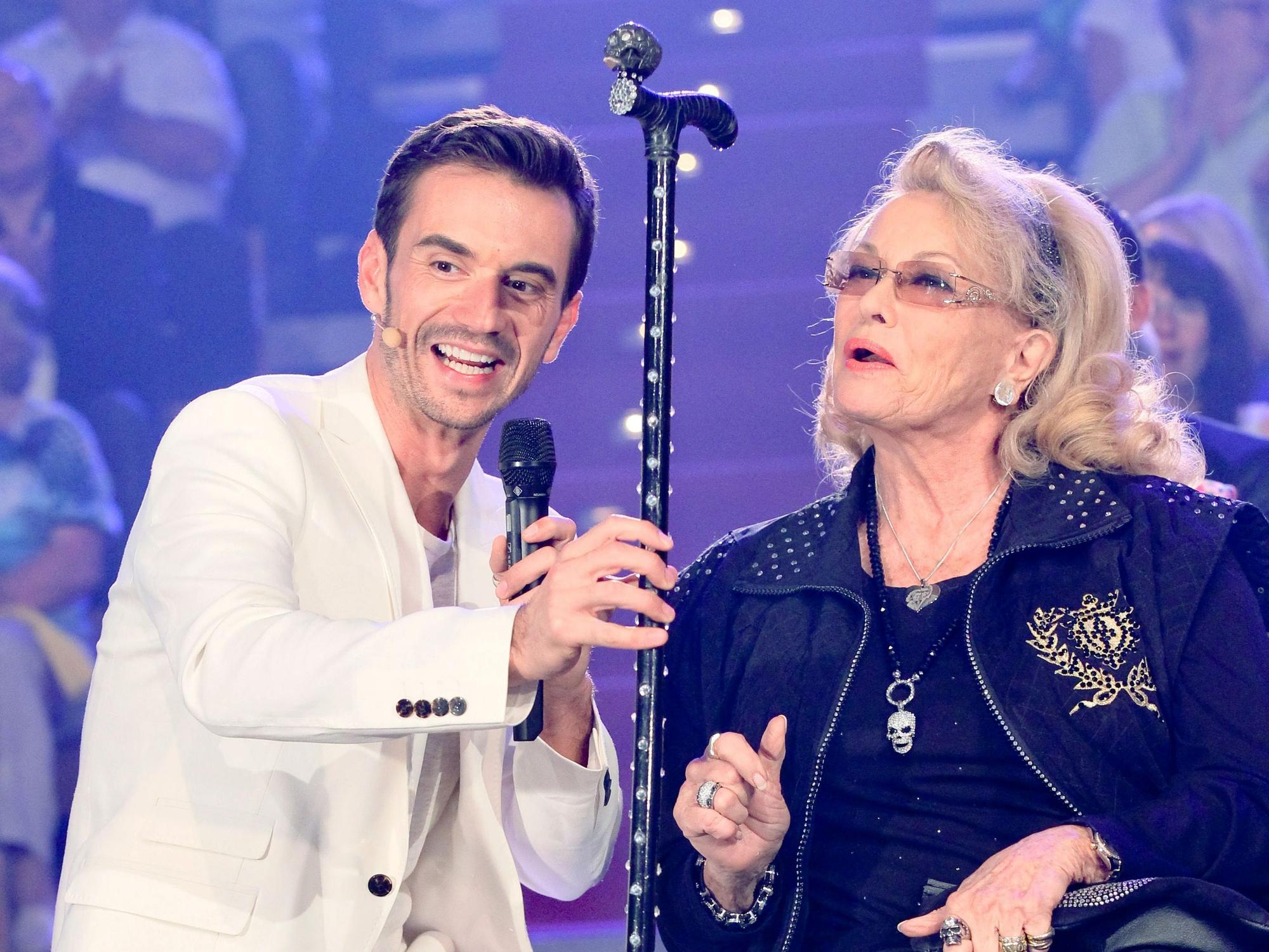 Moderator Florian Silbereisen im Gespräch mit Heinos Ehefrau Hannelore Kramm während der Live-Sendung „Das Sommerfest am See“ im Mai 2014.