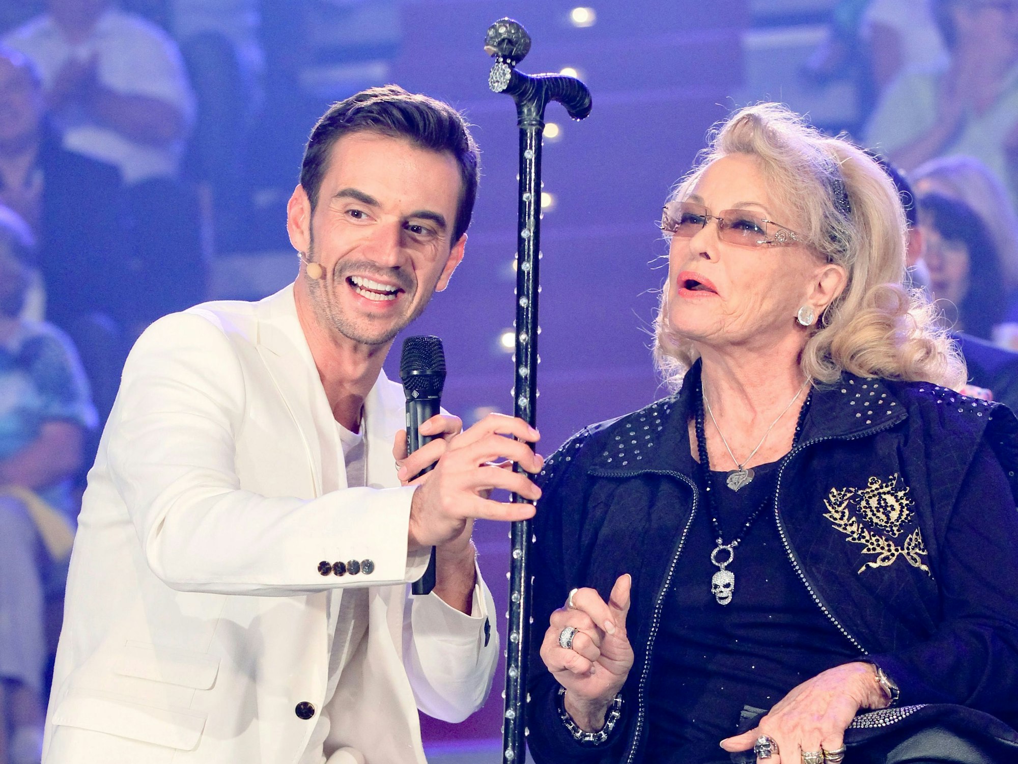 Moderator Florian Silbereisen im Gespräch mit Heinos Ehefrau Hannelore Kramm während der Live-Sendung „Das Sommerfest am See“ im Mai 2014.