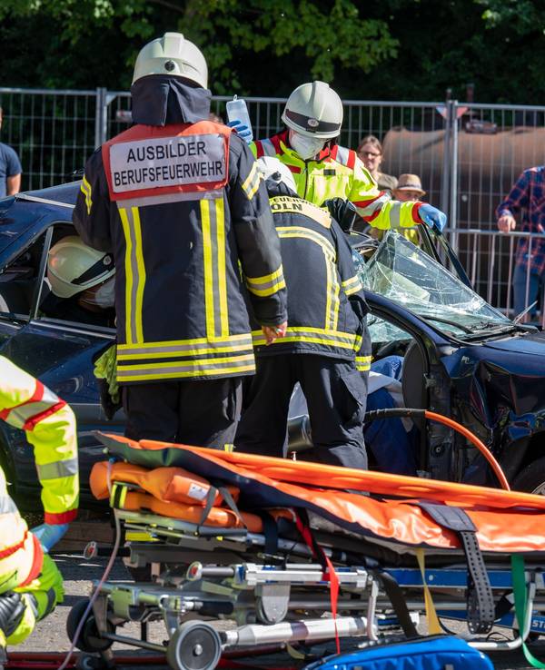 Übung einer Rettung von Personen aus einem Unfallauto der Kölner Feuerwehr..