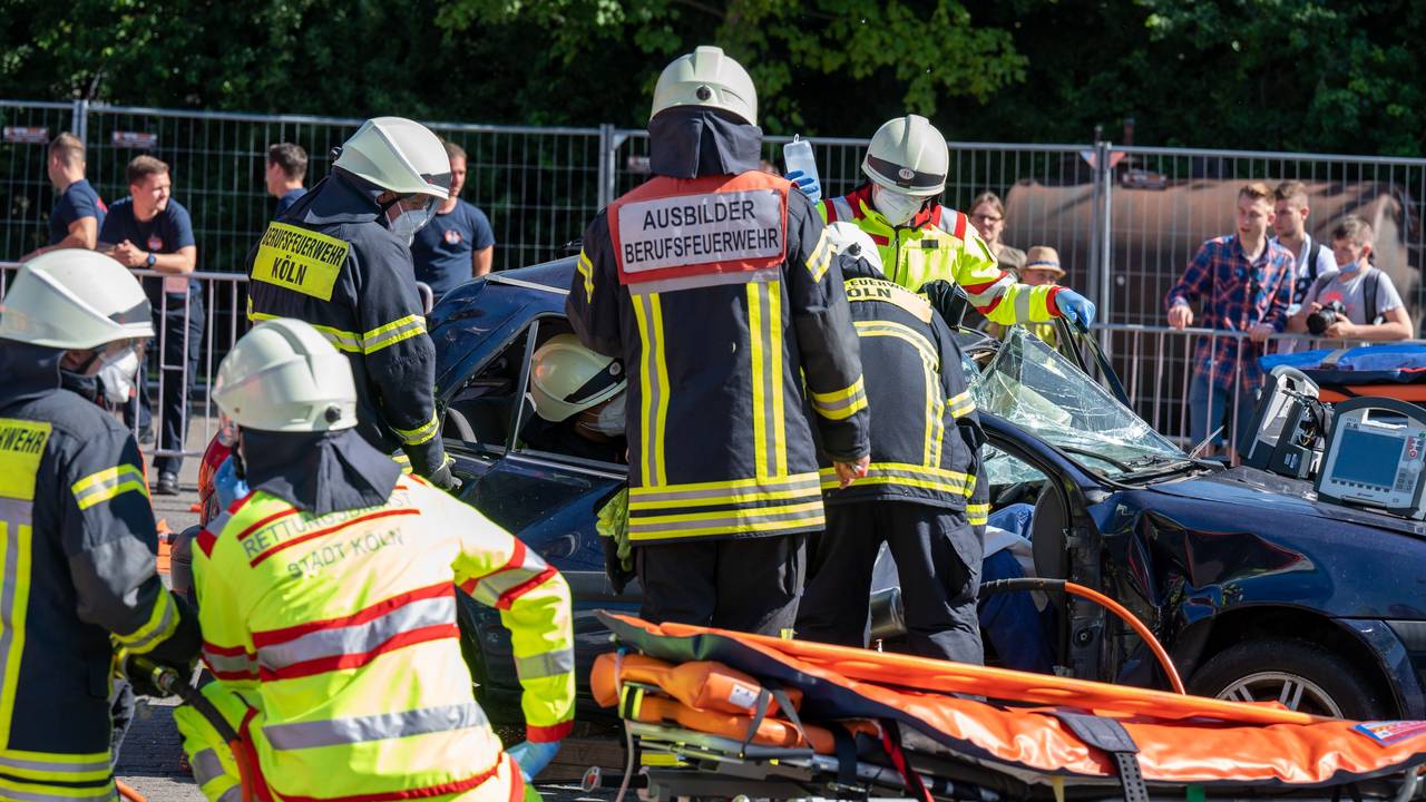 Übung einer Rettung von Personen aus einem Unfallauto der Kölner Feuerwehr..