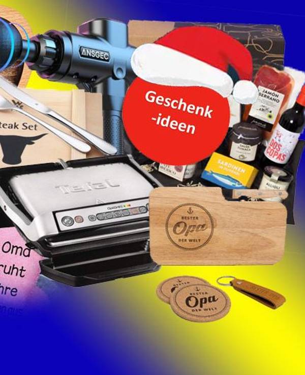 Mann packt Geschenke auf einem Holztisch aus und hat dabei eine Socke mit Schleife als Geschenk.