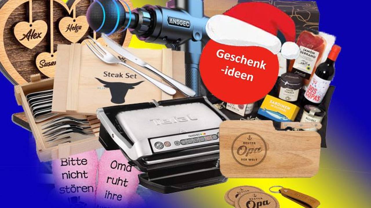 Mann packt Geschenke auf einem Holztisch aus und hat dabei eine Socke mit Schleife als Geschenk.