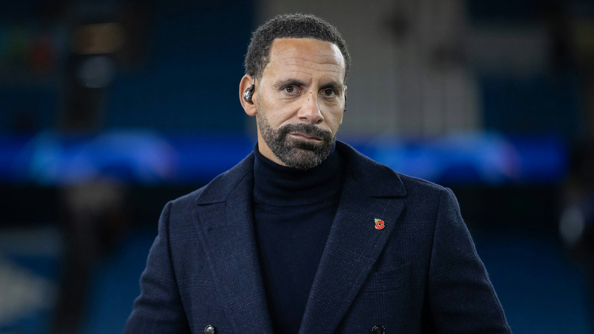 Rio Ferdinand blickt zerknirscht in die Kamera.