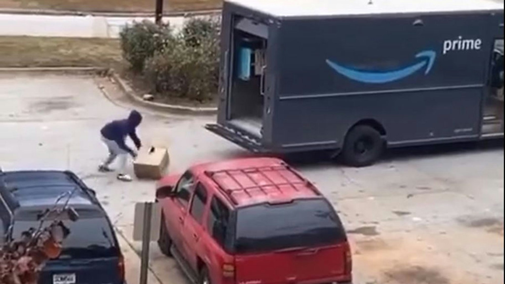 Eine Gruppe von Dieben durchsuchte einen Amazon-Lieferwagen, während die hilflose Fahrerin bei dem dreisten Überfall in Atlanta fassungslos zusah.