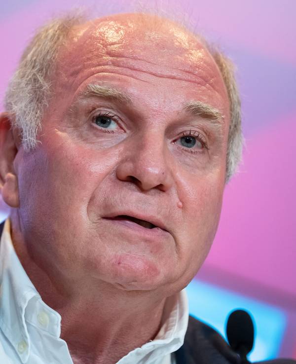 Uli Hoeneß, Ehrenpräsident des FC Bayern München, nimmt an einer Pressekonferenz seines Vereins teil.