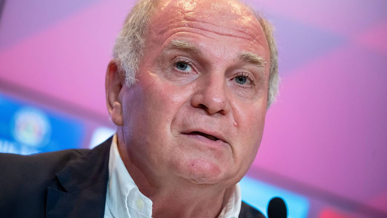 Uli Hoeneß, Ehrenpräsident des FC Bayern München, nimmt an einer Pressekonferenz seines Vereins teil.