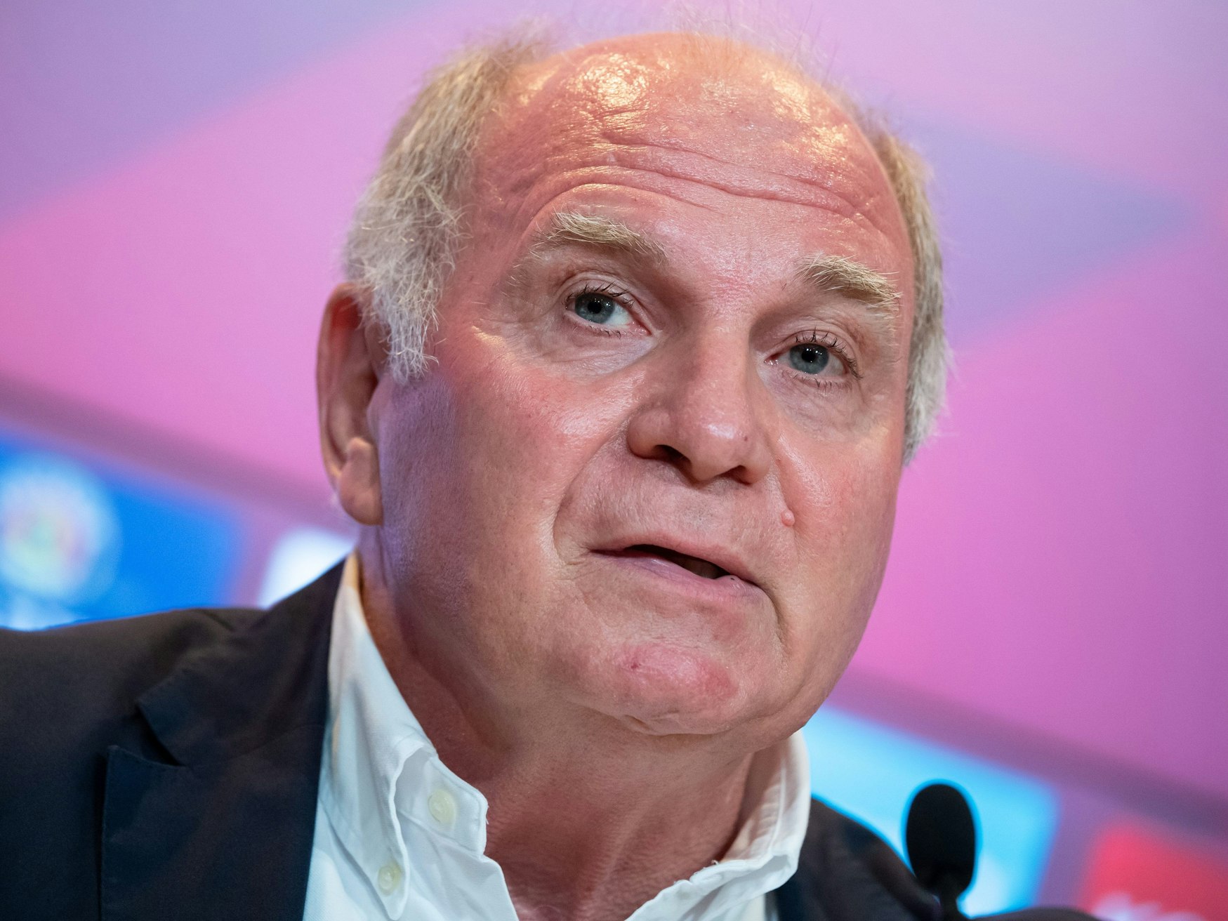 Uli Hoeneß, Ehrenpräsident des FC Bayern München, nimmt an einer Pressekonferenz seines Vereins teil.